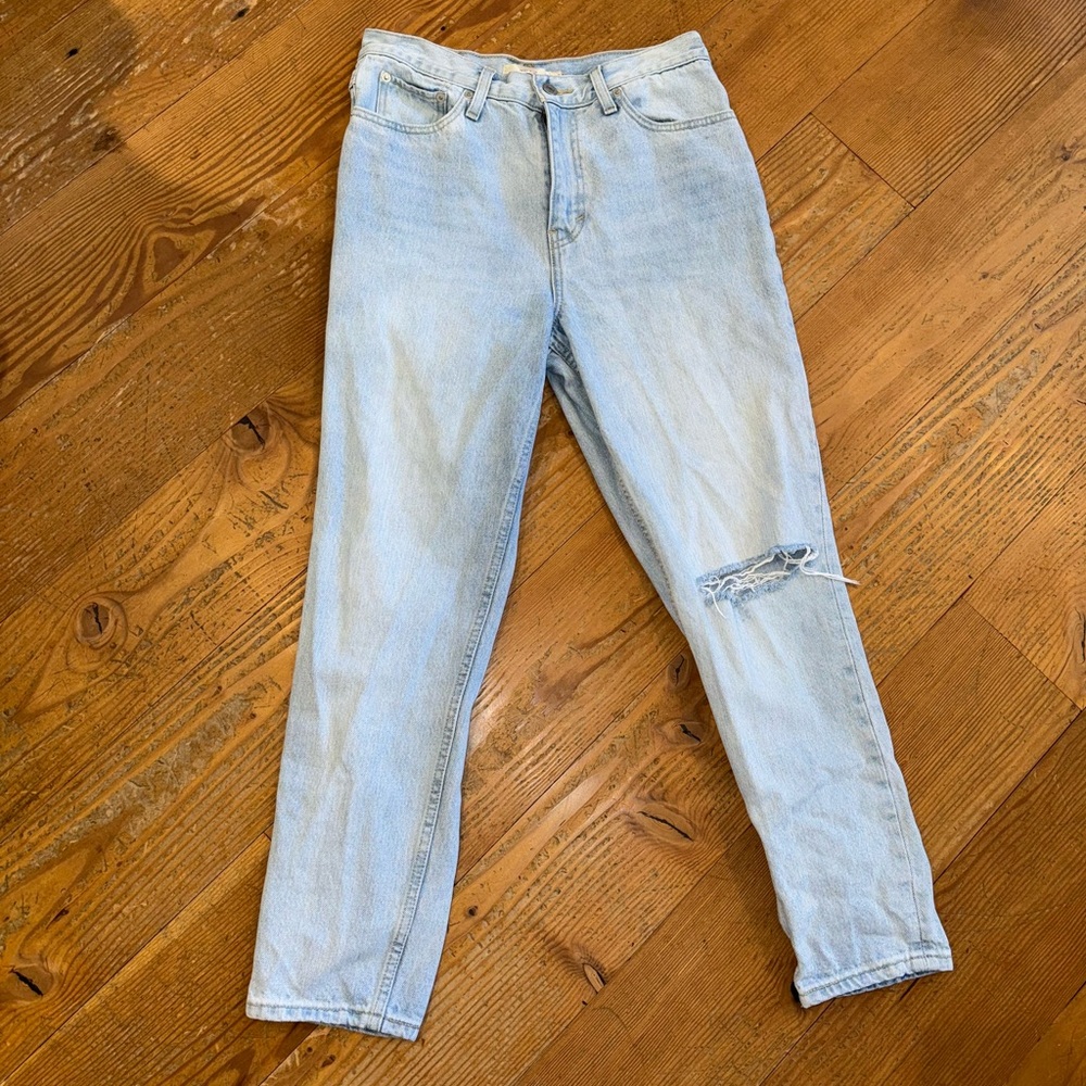 Levis Light Wash Distressed Mom Jeans - Size 28